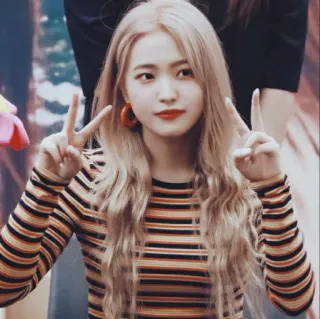 🖇 334e0997 ผู้หญิง, ผมบลอนด์, สัญลักษณ์สันติภาพ, ภาพเหมือน, คน, หญิงสาว telegram sticker