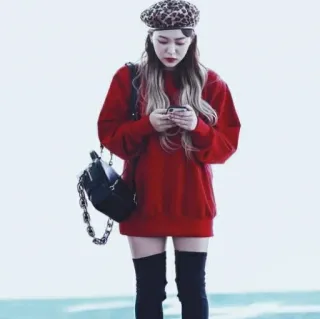 🌩 473d5cf5 ผู้หญิง, สีแดง, หมวกเบเร่ต์, เสื้อสเวตเตอร์, แฟชั่น, สไตล์, ภาพเหมือน telegram sticker