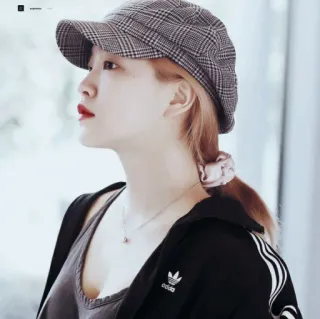 🌾 604c4ea8 ผู้หญิง, ภาพเหมือน, แฟชั่น, บุคคล, หมวก, ผู้หญิง telegram sticker