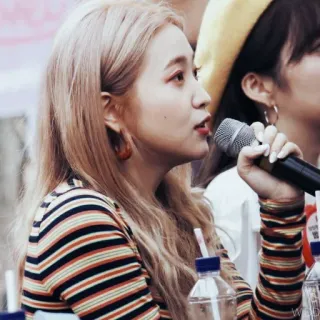 🖇 696f744e ผู้หญิง, นักร้อง, ไมโครโฟน, ภาพบุคคล, คน, ผมบลอนด์, ความบันเทิง telegram sticker