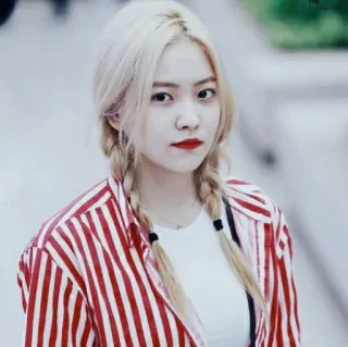 🖇 dc455fe5 ผู้หญิง, ผมบลอนด์, ผมเปีย, ภาพเหมือน, เกาหลี, ริมฝีปากแดง, คน telegram sticker