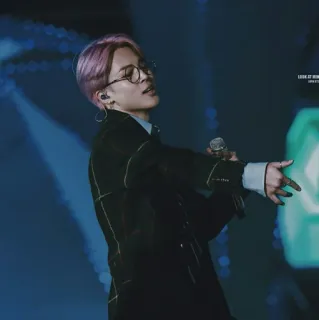 🎐 c6773941 LOOK AT HIM
LOON ETS MINI человек, мужчина, очки, сцена, выступление, певец whatsapp sticker