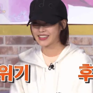 🖇 99ab9557 위기 후 orang, wanita, senyum, topi, hoodie telegram sticker