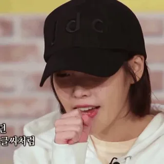 🎐 bc88109d 단 글씨처럼 wanita, korea, orang, pakaian, dalam ruangan, dewasa muda, topi telegram sticker