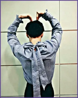 💜 17eff4e6 kemeja, pita, punggung, pose, mode, orang whatsapp sticker