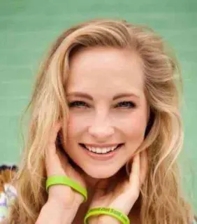 😄 3fe6bdb1 女人, 肖像, 金发, 微笑, 脸, 人物 telegram sticker