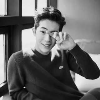 🔖 31abec5d Mann, Porträt, Schwarzweiß, Person, Innenraum, Fenster telegram sticker