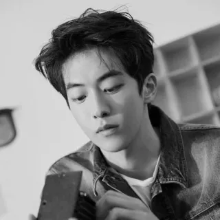 ➖ c43a8a48 mann, porträt, schwarz weiß, drinnen, herabschauen telegram sticker