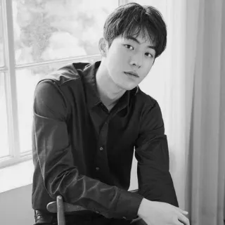 ➖ d6f28bf8 Mann, Porträt, Schwarzweiß, Innenaufnahme, Erwachsener, Stuhl, Fenster telegram sticker