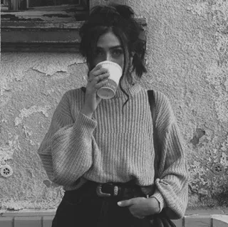 🌨 2befe0e1 Frau, Kaffee, Porträt, Pullover, Schwarzweiß, Innenaufnahme, Mädchen telegram sticker