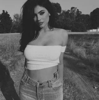 🌨 2e531956 Frau, Model, Porträt, Jeans, Mode, Schwarzweiß telegram sticker