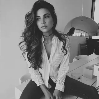 🌨 3d6e297f Frau, Porträt, Schwarzweiß, Model, Sitzend, Locken telegram sticker