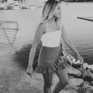 🌨 3f2cb91f Frau, Rock, Oberteil, Porträt, Mädchen, Mode telegram sticker