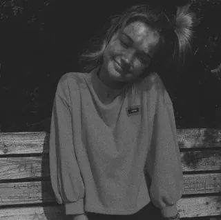 🌨 59d2f0bb Frau, Mädchen, Porträt, Schwarzweiß, Pullover, entspannt telegram sticker