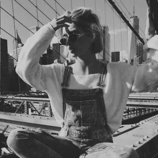 🌨 840d6997 frau, sonnenbrille, new york, stadt, brücke, portrait, overall, mode telegram sticker