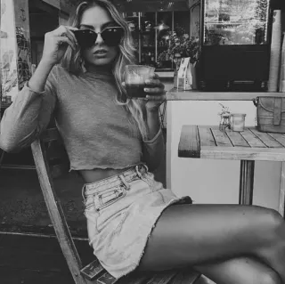 🌨 cd47108e Frau, Sonnenbrille, Stuhl, sitzen, Café, Porträt, drinnen telegram sticker