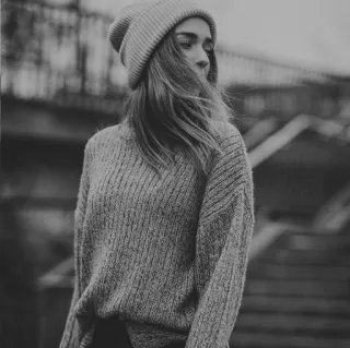 🌨 dddfedac frau, pullover, mütze, porträt, im freien, mode telegram sticker