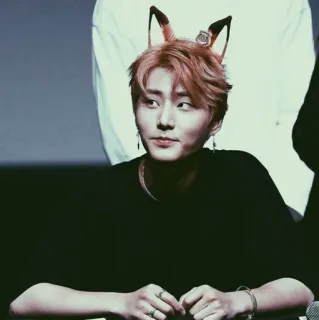 🥀 a7f277a0 đàn ông, người, bông tai, áo thun đen, tóc đỏ telegram sticker