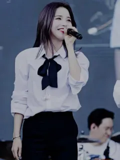 🕊 6bfb340a mulher, cantora, apresentação, microfone, música, concerto, kpop telegram sticker