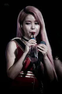 🏳‍🌈 9ba03224 mulher, coreana, cantora, idol, cabelo rosa, garrafa de água telegram sticker