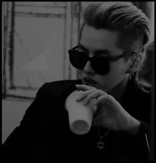 ✨ ecab4275 선글라스, 음료, 흑백, 남성, 유명인 telegram sticker