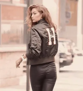 🍸 eaf80925 Gigi Hadid femme, mannequin, Gigi Hadid, mode, veste, noir whatsapp sticker