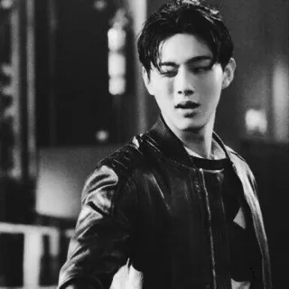 🎼 1a5cecb6 мужчина, куртка, черно-белое, портрет, человек, в помещении telegram sticker