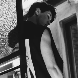 🌚 eceee334 мужчина, портрет, майка, чёрно-белое, опирается telegram sticker