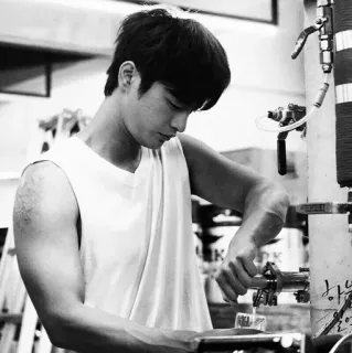 🕸 c89dbe83 하늘 Человек, Мужчина, Кореец, Майка, Небо, Черно-белое telegram sticker