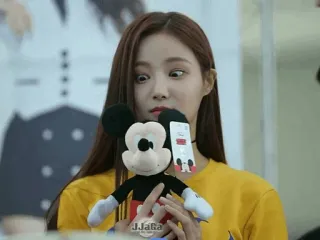 🌩 0d2b2767 Mickey Mouse J.Jaha donna, Mickey Mouse, bambola, maglietta gialla, carino telegram sticker