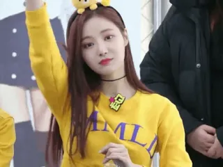 🥂 41f3a255 AMLA donna, maglione giallo, cerchietto telegram sticker