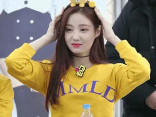 🌝 be87e522 AMLD donna, giallo, sorriso, femminile, bella telegram sticker