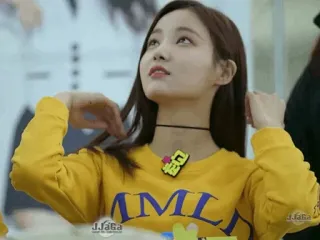 🥂 f5b53f84 AML donna, maglietta gialla, collana, ritratto, asiatica telegram sticker