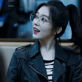 🌨 ae57275d femme, lunettes, veste en cuir, queue de cheval, personne, portrait whatsapp sticker