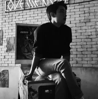 🥀 052fb1c7 LOVE ME RIGHT 남자, 앉아있는, 오락실, 벽돌 벽, 네온사인 telegram sticker