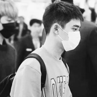 🕸 4fd11fe9 OVER 남자, 마스크, 흑백, 여행, 배낭, 한국 telegram sticker