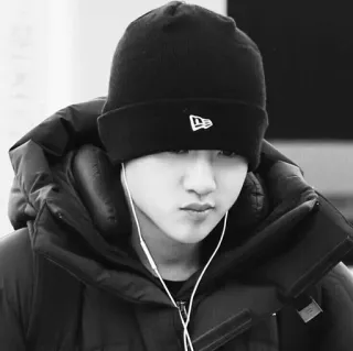 💸 c608f63a 사람, 비니, 겨울, 흑백, 이어폰, 재킷, 뉴에라 telegram sticker