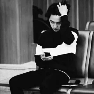 ☁️ fc3f3038 사람, 앉아있는, 전화, 흑백, 실내 telegram sticker