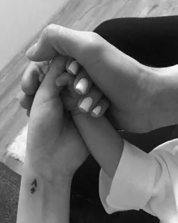 🌟 5587548e มือ, ความรัก, ความสัมพันธ์, รอยสัก, เอซโพดำ, ขาวดำ telegram sticker