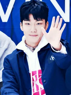 ✔️ 7cc8d8f7 男人, 亚洲人, 挥手, 卡尔文克莱恩, 休闲, 肖像 telegram sticker