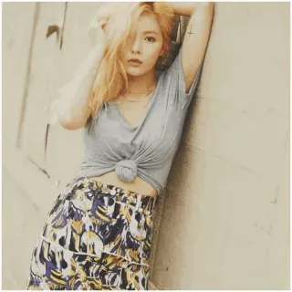 ☁️ 4f1d8445 mulher, loira, retrato, moda, saia, inclinada, casual telegram sticker