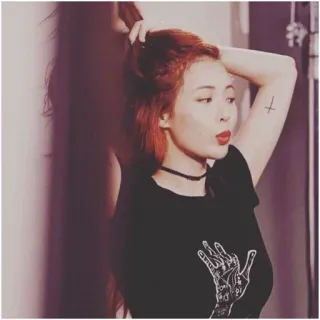 ☁️ ca440e05 mulher, cabelo ruivo, gesto de mão, tatuagem, gargantilha, retrato telegram sticker