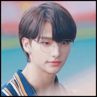 ✨ 400cc47d Hyunjin Hyunjin, K-Pop, cantante, Stray Kids, gafas, retrato whatsapp sticker
