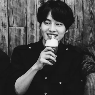 🕸 ad6ce714 người đàn ông, bia, uống, nụ cười, trắng đen, hạnh phúc whatsapp sticker