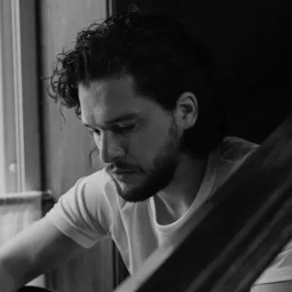 ⚖ 0f10cb37 Kit Harington acteur, portrait, noir et blanc, célébrité telegram sticker