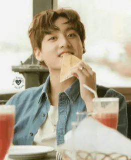 🕸 b3be0136 man, eten, spijkerblouse, tafel, sap, portret telegram sticker