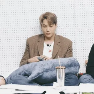 🥂 07a113a7 человек, мужчина, в помещении, сидит, плюшевый, напиток telegram sticker