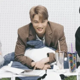 🥂 5045462e человек, улыбается, портрет, кэжуал, в помещении, стол telegram sticker