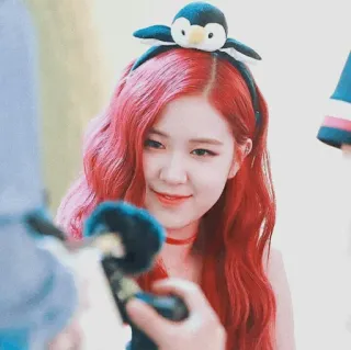 ⛵️ 830e7e3b 여자, 소녀, 케이팝, 빨간 머리, 펭귄, 귀여운, 인물 사진, 미소 telegram sticker