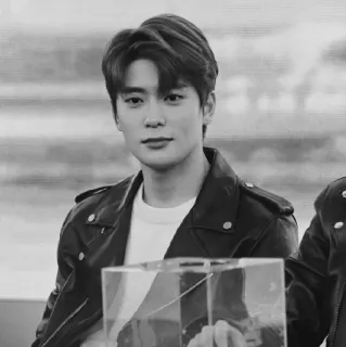 ▪️ 27cc9750 persona, uomo, giubbotto di pelle, scala di grigi whatsapp sticker